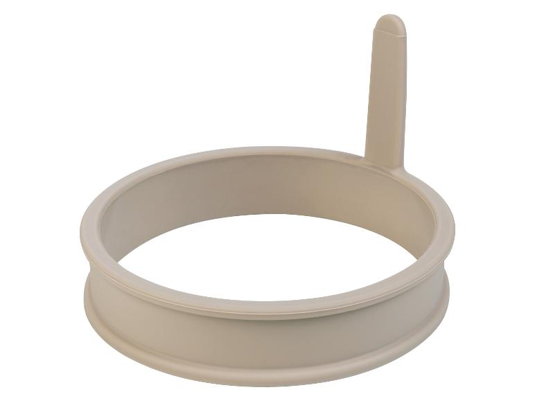 Ein beiger Silikonring zum Backen von Spiegeleiern.