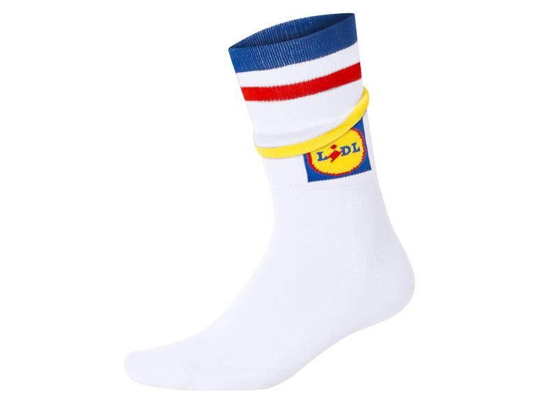 Weißer Socken mit blauen, weißen und roten Streifen und einem gelb-blauen runden Logo.