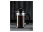Schwarze Kaffeepresse mit Glaskanne und Metallrahmen, gefüllt mit Kaffee.