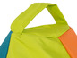 Ein grüner, orangefarbener und blauer Sitzsack mit Griff.