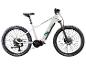 Weißes E-Mountainbike mit grünen und grauen Akzenten, Seitenansicht.