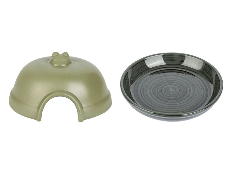 Ein grünes Versteck und eine grau-weiße Schüssel für Haustiere.