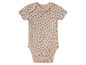 Beigefarbener Baby-Body mit blauen Punkten.