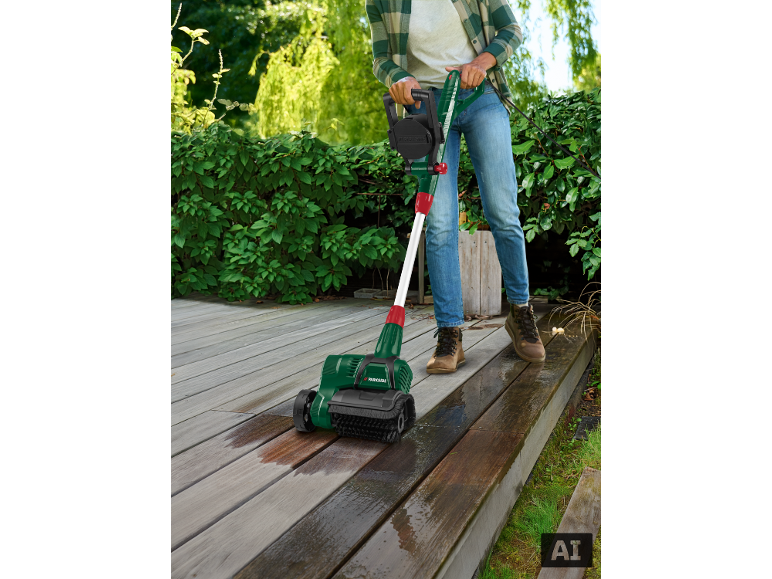 Frau reinigt eine Holzterrasse mit einer Elektrobürste und stellt ihr Aussehen wieder her.