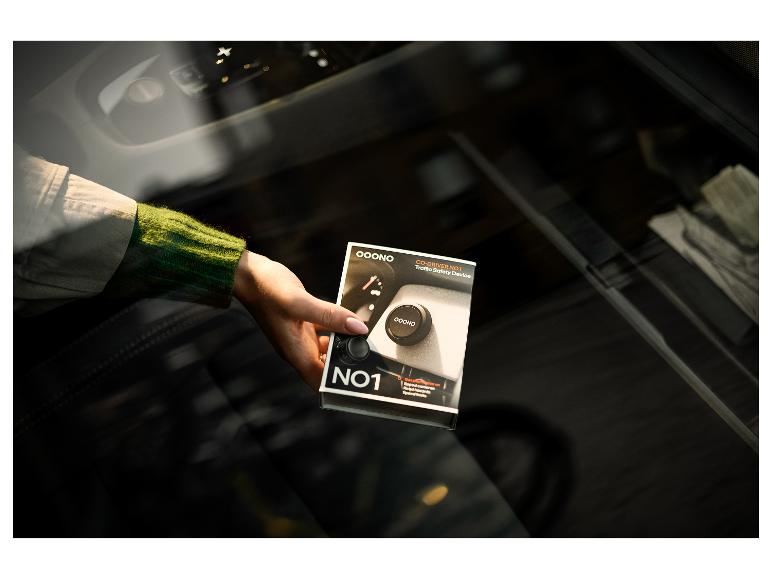 Hand hält ein Verkehrssicherheitsgerät mit der Aufschrift „CO-DRIVER NO1“ und „NO1“.