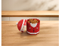 Weihnachtsmann-Keksdose mit Keksen auf einem Holztisch.