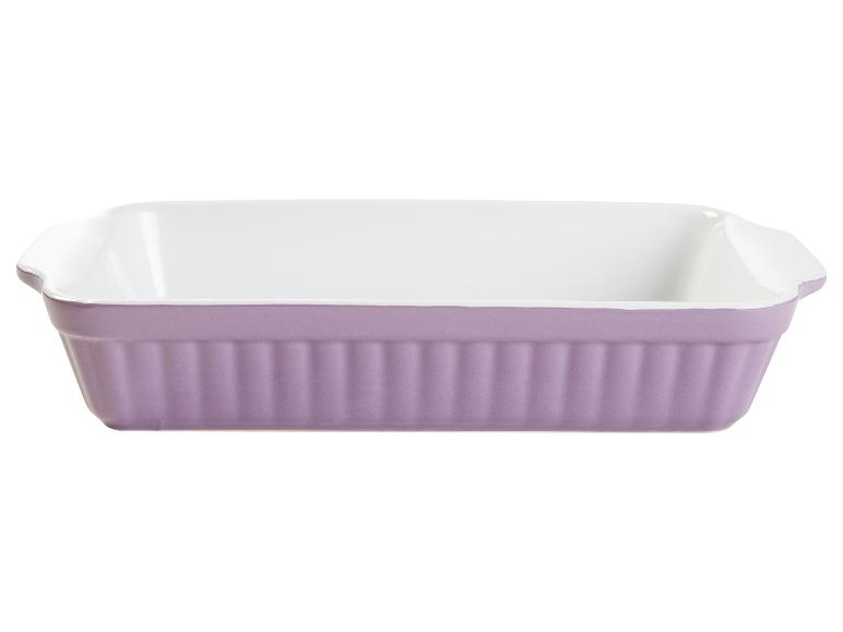 Eine violette Auflaufform mit weißem Innenraum.