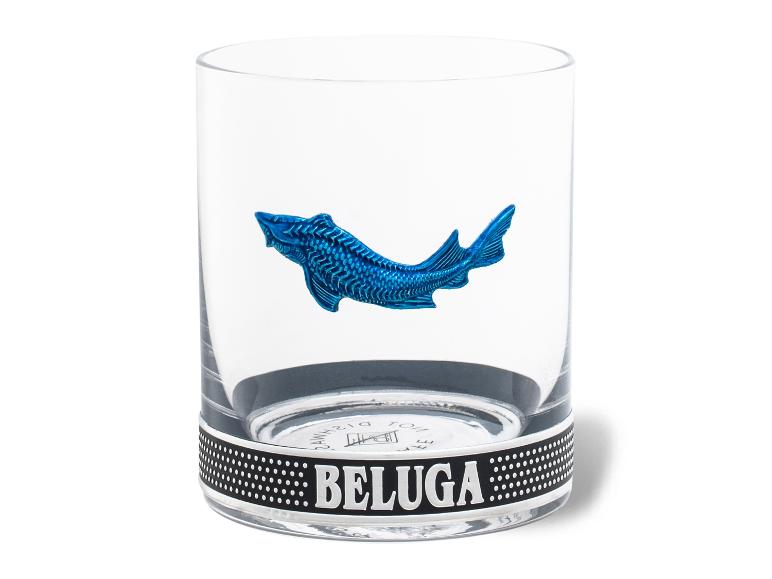 Ein klares Glas mit blauem Fischdesign und einem schwarzen Band mit weißen Punkten und Text.