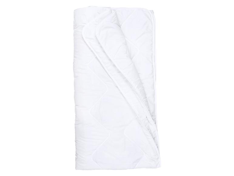 Weiße gerollte Bettdecke mit Zickzack-Steppmuster