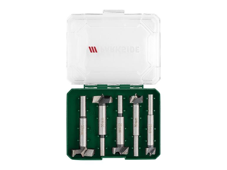 Ein Satz von vier Bohrern in einer grünen Box mit Deckel