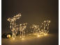 Weihnachtliche Leuchtdekoration aus Rentier und Schlitten mit LED-Lichtern.