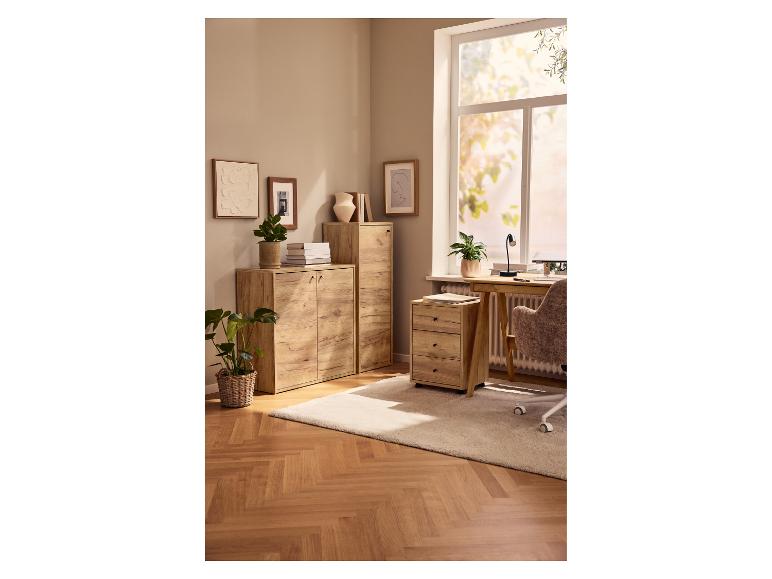 Büroraum mit Schreibtisch, Bürostuhl, Rollcontainer und Holzoptik-Schränken.