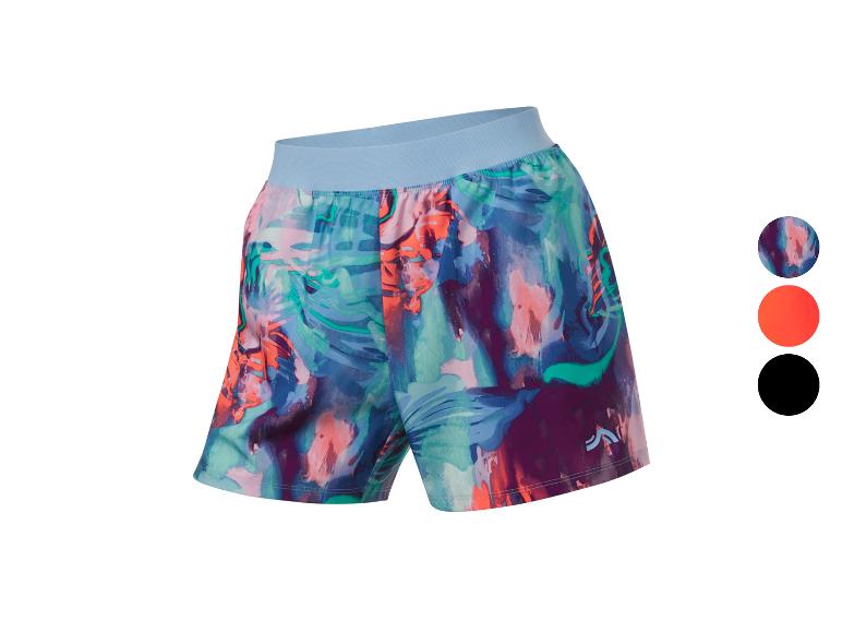 Sport-Shorts mit buntem, abstraktem Muster.