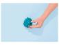 Hand verbindet blaues Poolzubehör mit einer blauen Poolwand.