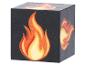 Schwarzer Würfel mit orangefarbenen und gelben Flammen auf jeder Seite