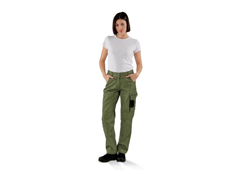 Frau in grüner Arbeitshose und weißem T-Shirt