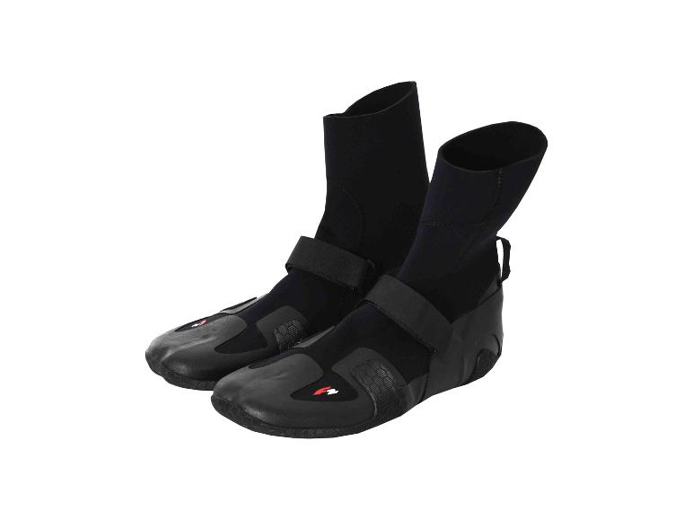 Ein Paar schwarze Surfschuhe mit Klettverschlüssen und strukturierten Sohlen.