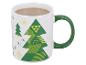 Weiße Tasse mit grünen Weihnachtsbäumen und grünem Henkel, gefüllt mit Kaffee.