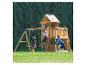 Kinder spielen auf einem Holzspielplatz mit Spielhaus und Rutsche in einem grünen Garten.
