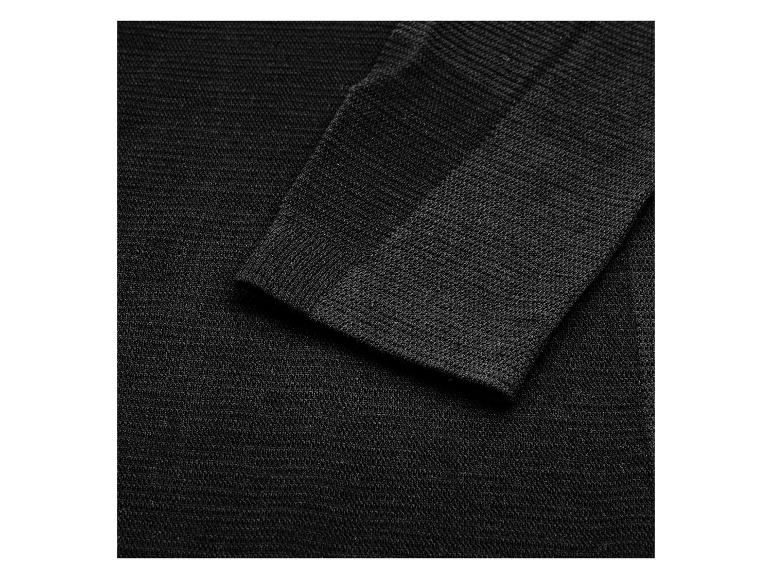 Detail eines schwarzen Strickpulloverärmels.