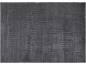 Grauer Teppich mit geprägtem geometrischem Labyrinthmuster.