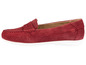 Rote Wildleder-Mokassins mit weißer Sohle.