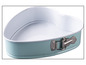 Eine hellblaue Herzform zum Backen mit Verschluss
