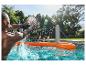 Zwei Freunde spielen Wasser-Volleyball mit einem orangefarbenen aufblasbaren Netz im Pool.