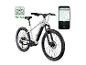 Weißes E-Bike mit Fahr-App auf einem Smartphone angezeigt.