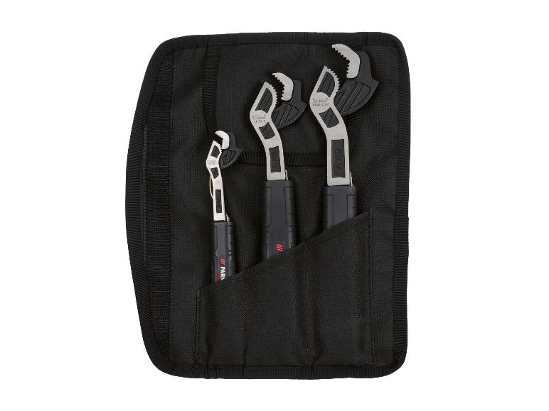 Set aus drei verstellbaren Schraubenschlüsseln mit schwarzen Griffen, von 7-35 mm, in einer schwarzen Stoffrolltasche.