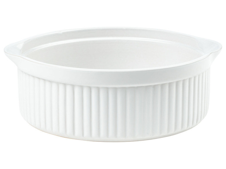 Weiße Auflaufform mit geriffelten Seiten.
