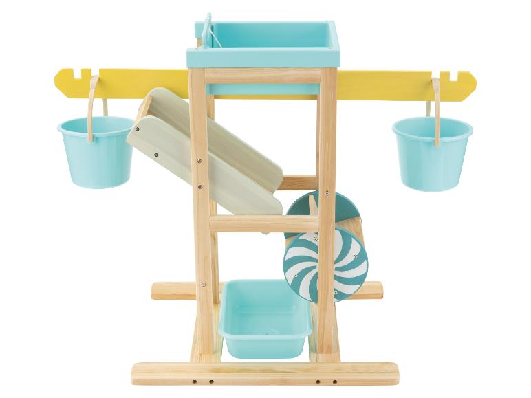 Hölzerner Wasserspieltisch mit blauen Eimern, Rutschen und Wasserrädern.