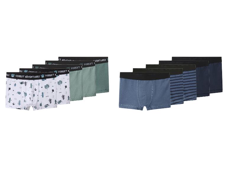 Zwei Sets Herren-Boxershorts, eines mit Waldabenteuer-Motiv und eines unifarben.