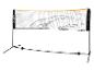 Badmintonnetz mit schwarzen Ständern und orangefarbenem Rand