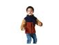 Lächelnder Junge in Color-Block-Fleecejacke und Jeans