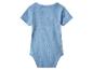 Blauer Baby-Body mit Giraffen- und Blättermuster.