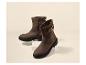 Zwei braune Stiefeletten mit Goldschnallen und dicken schwarzen Sohlen.