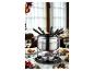 Ein Edelstahl-Fondue-Set mit bunten Gabeln auf einem festlichen Tisch.