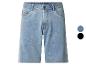 Hellblaue Jeans-Shorts mit Taschen- und Knopfdetails, mit blauen und schwarzen Farbmustern.