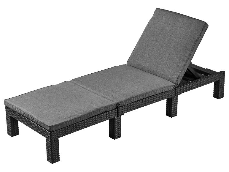 Dunkelgraue Rattan-Sonnenliege mit grauen Kissen