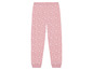 Rosa Schlafhose mit weißen Sternen und Herzen.