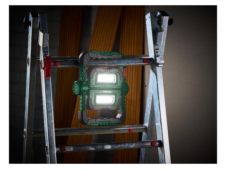 PARKSIDE Arbeitsleuchte auf einer Leiter, die einen dunklen Hintergrund beleuchtet.