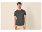 Mann in dunkelgrünem T-Shirt mit dem Text „LIFE BEGINS at the end of COMFORT ZONE“ und beiger Shorts.