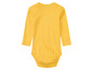 Ein gelber Baby-Body mit langen Ärmeln.