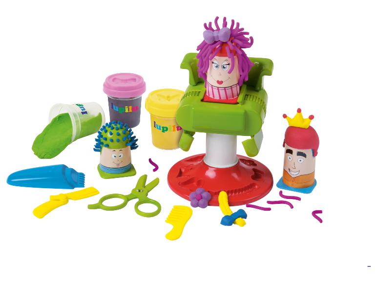 Ein Friseursalon-Spielset mit Knetmasse, inklusive Figuren, Knetmassebehältern und Werkzeugen.