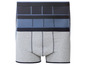 Drei Paar Boxershorts in Grau, Dunkelblau und Hellblau.