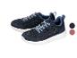 Blaue Sportschuhe mit weißen und blauen Schnürsenkeln, mit dunkelblauen und rosa Farbmustern.
