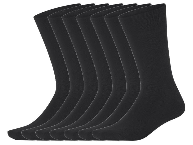 Sechs Paar schwarze Socken, hintereinander gestapelt.