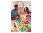 Vater und Tochter basteln bunte Papierdekorationen mit CRELANDO® Papierblöcken.