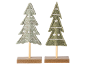 Zwei Filz-Weihnachtsbaumdekorationen mit weißen gestickten Herzen und Sternen auf Holzsockeln.
